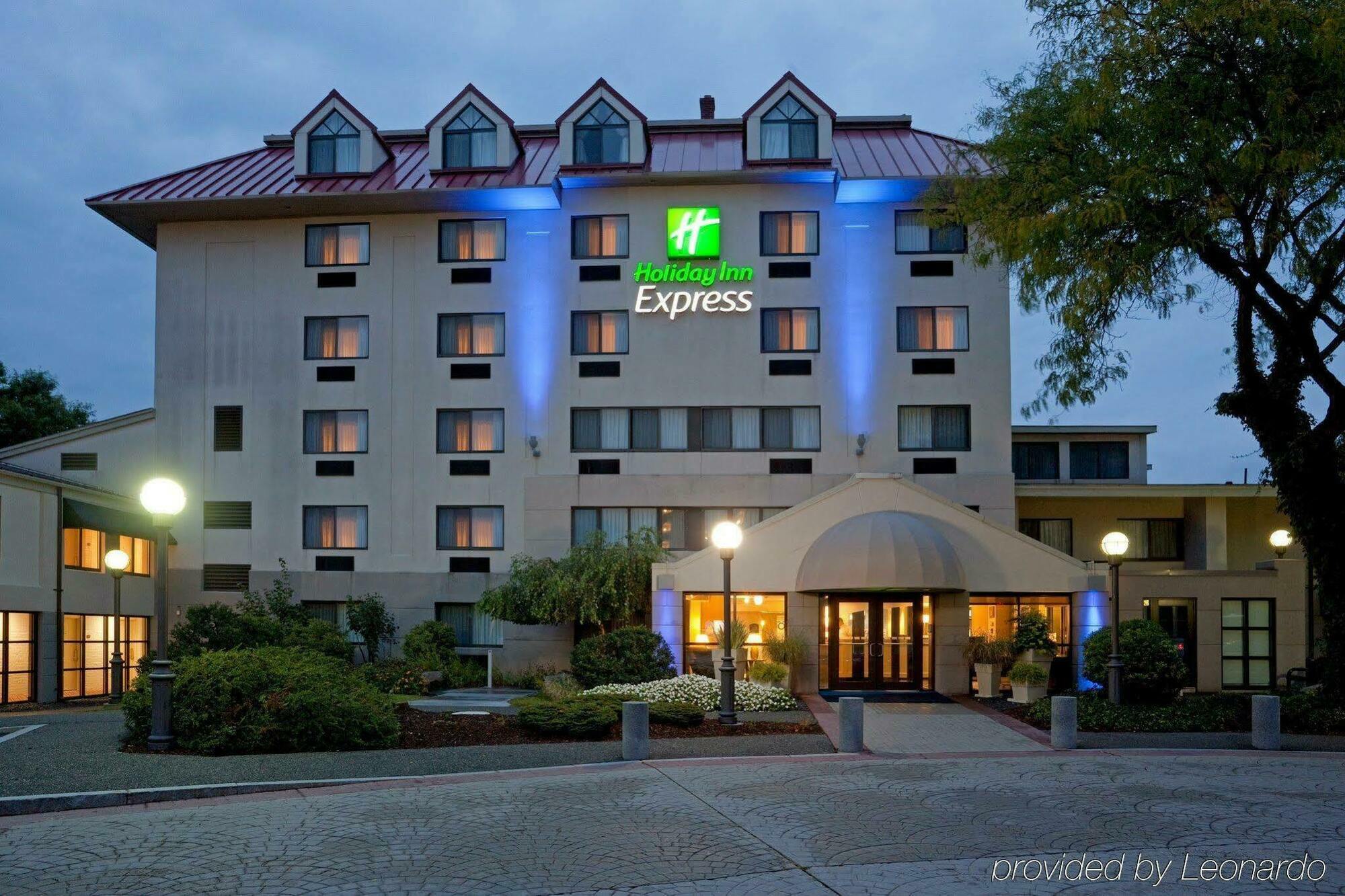 Holiday Inn Express Boston-Waltham By Ihg Exterior foto